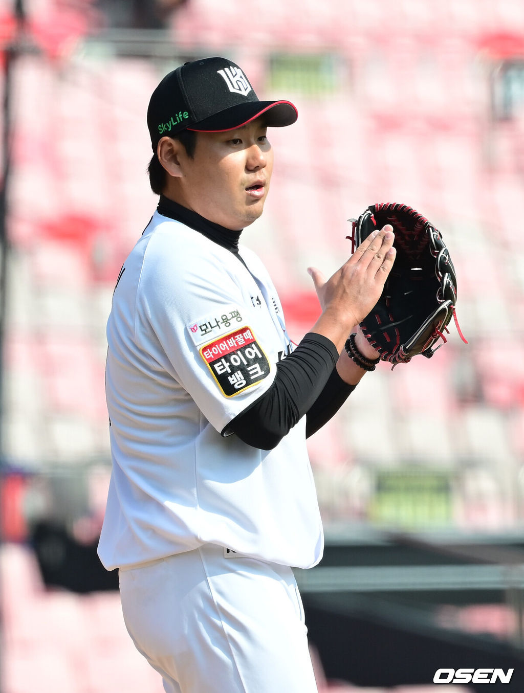 10일 오후 수원KT위즈파크에서 2025 신한 SOL뱅크 KBO 리그 시범경기 KT 위즈와 키움 히어로즈의 경기가 열렸다.KBO리그 10개 구단은 오는 18일까지 시범경기 10경기를 소화한다. 2025시즌 개막전은 오는 22일 개최된다. 개막전 매치업은 LG-롯데(서울 잠실구장), KIA-NC(광주-기아챔피언스필드), SSG-두산(인천 SSG랜더스필드), KT-한화(수원 KT위즈파크), 삼성-키움(대구 삼성라이온즈파크)이다.5회초 키움 선두타자 여동욱의 유격수 땅볼 때 투수 문용익이 KT 유격수 김상수의 호수비에 박수 치고 있다. 2025.03.10 / ksl0919@osen.co.kr