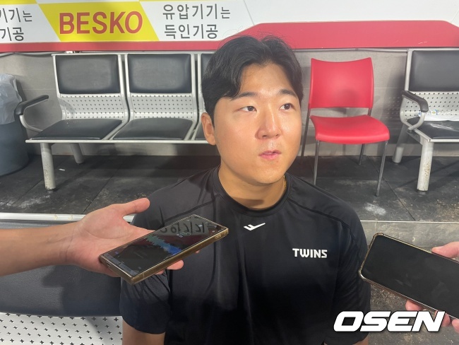 LG 송승기가 22일 KIA 타이거즈와의 광주경기에서 데뷔 첫 10승을 따내고 인터뷰에 응하고 있다./OSEN DB