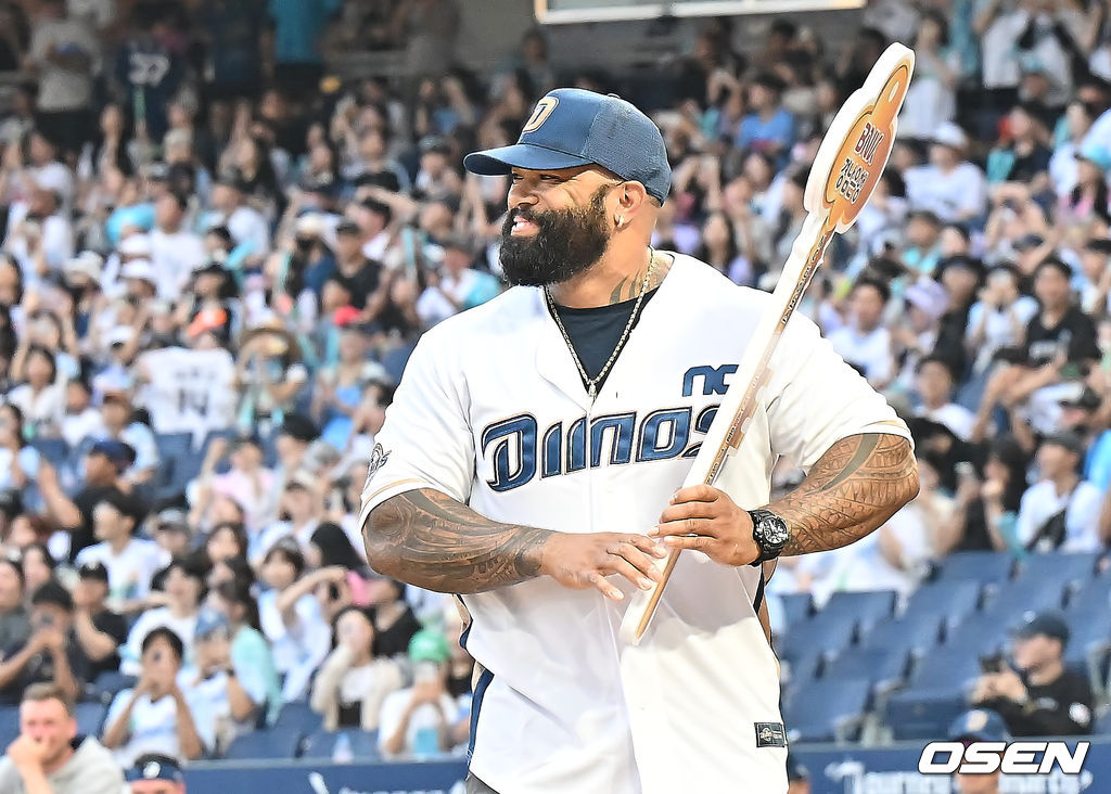 22일 창원NC파크에서 2025 신한 SOL 뱅크 KBO 리그 NC 다이노스와 롯데 자이언츠의 경기가 열렸다. 홈팀 NC는 신민혁이, 방문팀 롯데는 박세웅이 선발 출전했다. 전 NC 다이노스 테임즈가 시타를 하고 있다. 2025.08.22 / foto0307@osen.co.kr