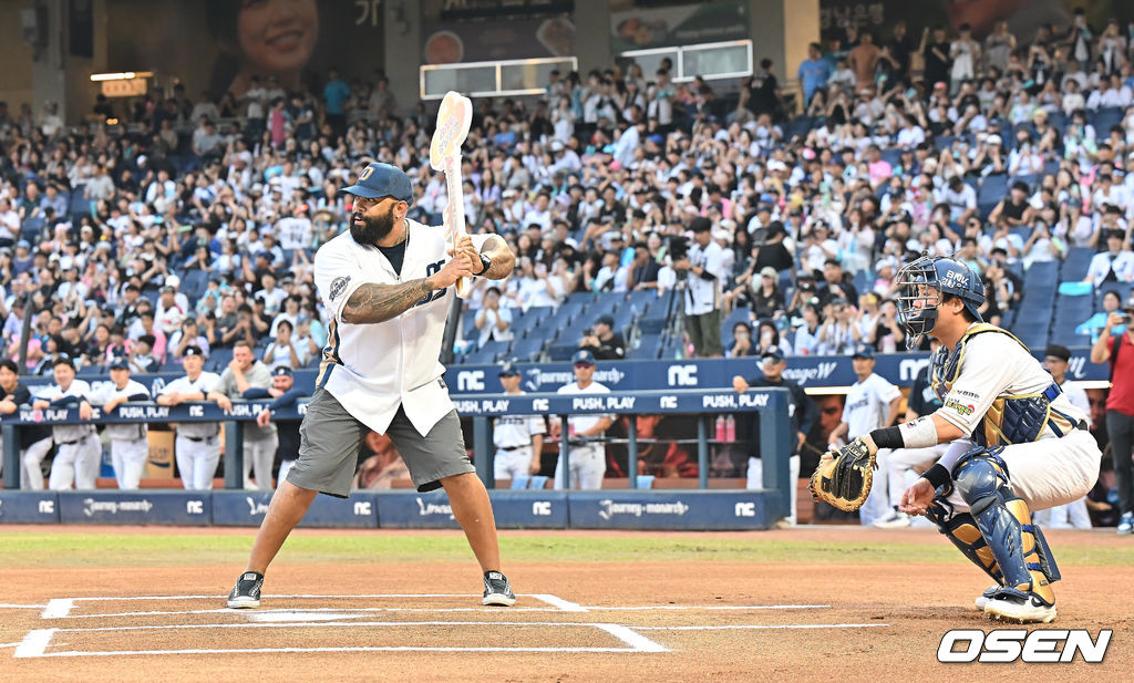 22일 창원NC파크에서 2025 신한 SOL 뱅크 KBO 리그 NC 다이노스와 롯데 자이언츠의 경기가 열렸다. 홈팀 NC는 신민혁이, 방문팀 롯데는 박세웅이 선발 출전했다. 전 NC 다이노스 테임즈가 시타를 하고 있다. 2025.08.22 / foto0307@osen.co.kr