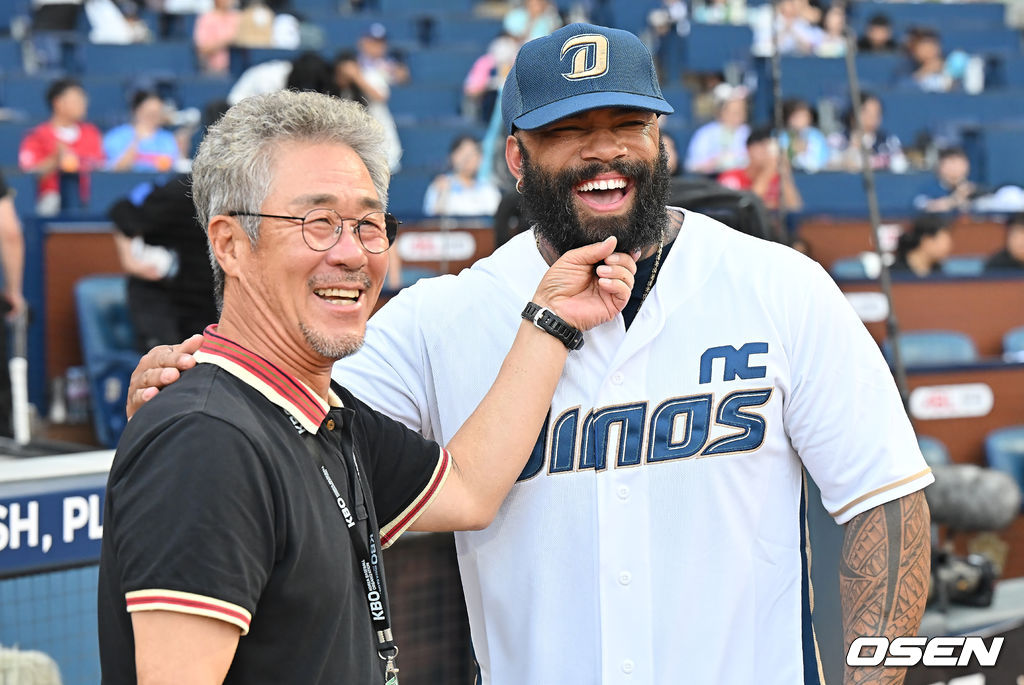 22일 창원NC파크에서 2025 신한 SOL 뱅크 KBO 리그 NC 다이노스와 롯데 자이언츠의 경기가 열렸다. 홈팀 NC는 신민혁이, 방문팀 롯데는 박세웅이 선발 출전했다. 전 NC 다이노스 테임즈가 전 이광길 코치와 만나 인사를 하고 있다. 2025.08.22 / foto0307@osen.co.kr