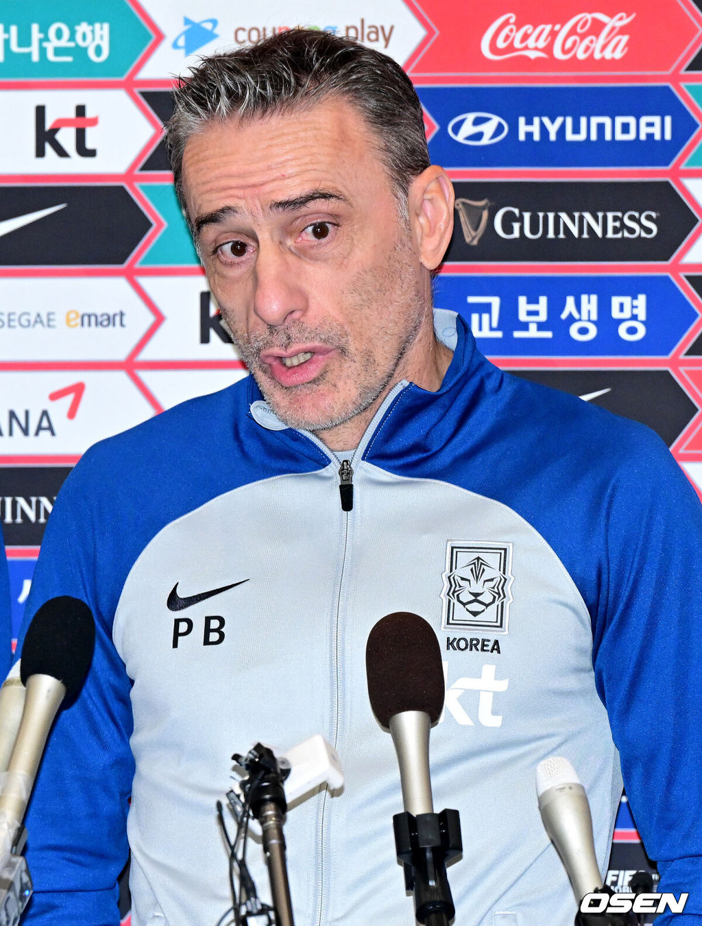 ‘2022 카타르 월드컵’에서 12년 만에 16강 진출 쾌거를 달성한 대한민국 축구대표팀이 7일 오후 인천공항읕 통해 귀국했다.대한민국 파울루 벤투 감독이 귀국해 취재진과 인터뷰를 갖고 있다. 2022.12.07 / dreamer@osen.co.kr