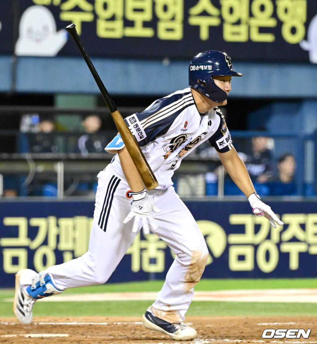 22일 서울 잠실야구장에서 ‘2025 신한 SOL Bank KBO리그’ 두산 베어스와 KT 위즈의 경기가 열렸다.홈팀 두산은 최민석, 방문팀 KT는 헤이수스를 선발로 내세웠다.5회말 1사 1, 3루 상황 두산 안재석이 동점 1타점 적시타를 날리고  있다. 2025.08.22 / dreamer@osen.co.kr