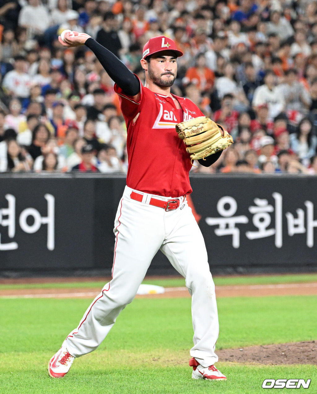 23일 오후 대전 한화생명볼파크에서 2025 신한 SOL Bank KBO리그 한화 이글스와 SSG 랜더스의 경기가 열렸다.한화는 황준서, SSG은 화이트를 선발로 내세웠다.7회말 무사 1루에서 SSG 화이트가 한화 이재원의 타구를 잡아 1루로 송구했으나 실책을 범하고 있다. 2025.08.23 /sunday@osen.co.kr