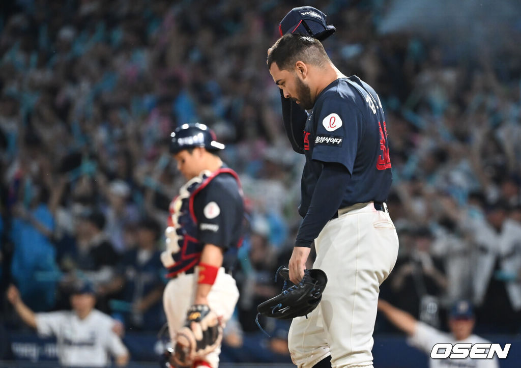 23일 창원NC파크에서 2025 신한 SOL 뱅크 KBO 리그 NC 다이노스와 롯데 자이언츠의 경기가 열렸다. 홈팀 NC는 김녹원이, 방문팀 롯데는 감보아가 선발 출전했다. 롯데 자이언츠 감보아와 유강남이 5회말 무사 만루 NC 다이노스 박건우에게 동점 1타점 우익수 앞 안타를 맞고 아쉬워하고 있다. 2025.08.23 / foto0307@osen.co.kr