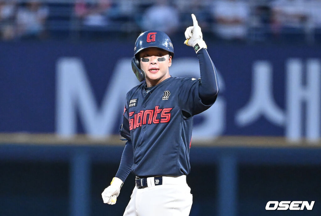23일 창원NC파크에서 2025 신한 SOL 뱅크 KBO 리그 NC 다이노스와 롯데 자이언츠의 경기가 열렸다. 홈팀 NC는 김녹원이, 방문팀 롯데는 감보아가 선발 출전했다. 롯데 자이언츠 이호준이 4회초 1사 2루 중견수 왼쪽 1타점 2루타를 치고 세리머니를 하고 있다. 2025.08.23 / foto0307@osen.co.kr