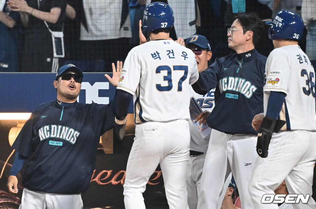 23일 창원NC파크에서 2025 신한 SOL 뱅크 KBO 리그 NC 다이노스와 롯데 자이언츠의 경기가 열렸다. 홈팀 NC는 김녹원이, 방문팀 롯데는 감보아가 선발 출전했다. NC 다이노스 박건우가 5회말 1사 만루 최정원의 1루수 앞 내야 안타와 실책에 득점을 올리고 이호준 감독의 축하를 받고 있다. 2025.08.23 / foto0307@osen.co.kr