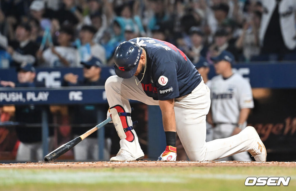 23일 창원NC파크에서 2025 신한 SOL 뱅크 KBO 리그 NC 다이노스와 롯데 자이언츠의 경기가 열렸다. 홈팀 NC는 김녹원이, 방문팀 롯데는 감보아가 선발 출전했다. 롯데 자이언츠 레이예스가 5회초 무사 1루 삼진 아웃당하고 아쉬워하고 있다. 2025.08.23 / foto0307@osen.co.kr