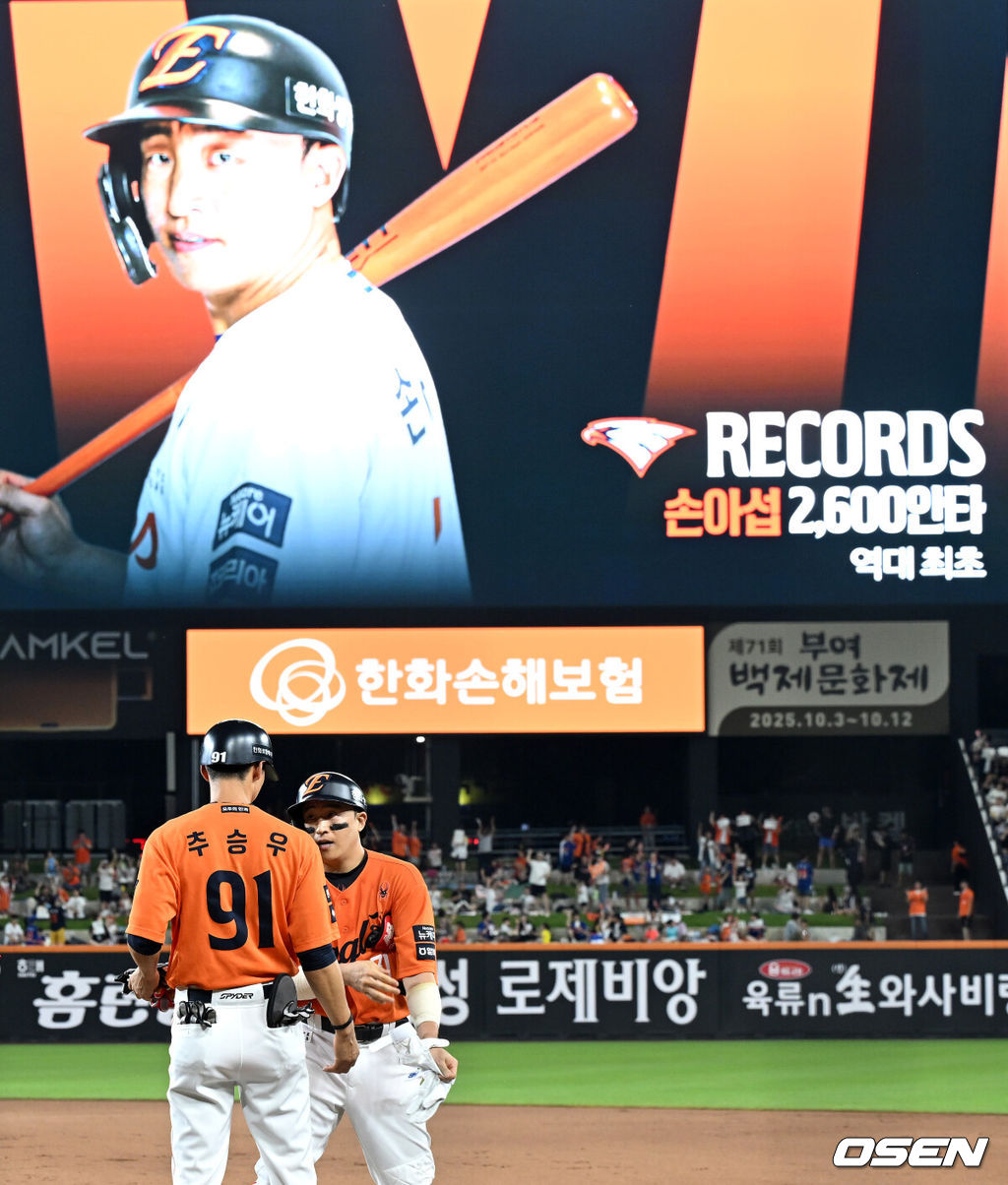 23일 오후 대전 한화생명볼파크에서 2025 신한 SOL Bank KBO리그 한화 이글스와 SSG 랜더스의 경기가 열렸다.한화는 황준서, SSG은 화이트를 선발로 내세웠다.8회말 무사에서 한화 손아섭이 우중간 안타를 치고 환호하고 있다. 손아섭은 이 안타로 역대 최초 2600안타를 기록했다. 2025.08.23 /sunday@osen.co.kr