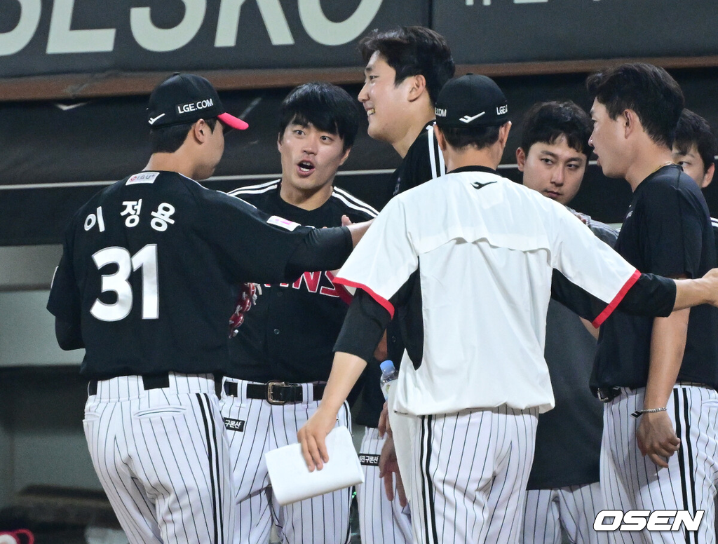 선수들이 이정용의 호투에 박수를 보내고 있다./OSEN DB