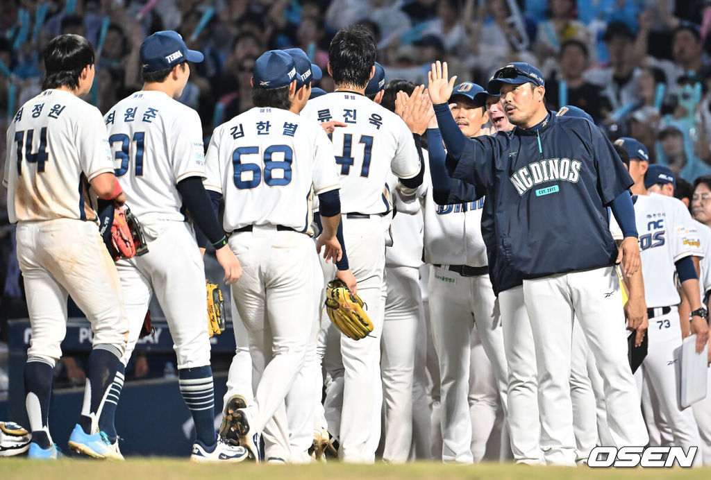 23일 창원NC파크에서 2025 신한 SOL 뱅크 KBO 리그 NC 다이노스와 롯데 자이언츠의 경기가 열렸다. 홈팀 NC는 김녹원이, 방문팀 롯데는 감보아가 선발 출전했다. NC 다이노스 이호준 감독이 롯데 자이언츠에 4-1로 승리, 선수들과 기쁨을 나누고 있다. 2025.08.23 / foto0307@osen.co.kr
