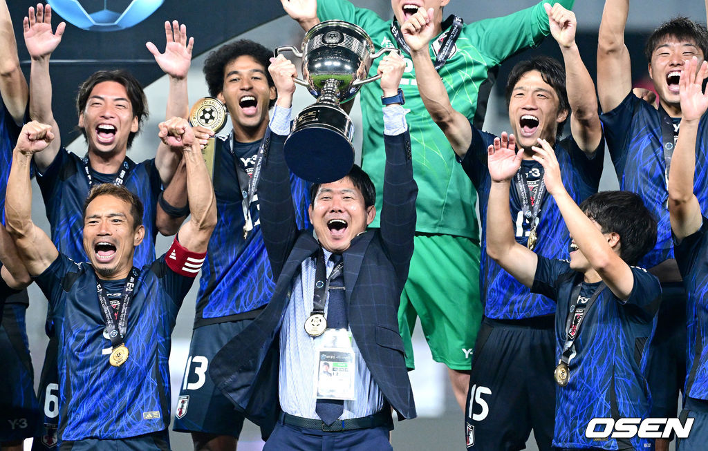 한국축구가 일본에 사상 첫 3연패를 당했다. 홍명보 감독이 이끄는 남자축구대표팀은 15일 오후 용인 미르스타디움에서 열린 2025 동아시아축구연맹(EAFF) E-1 챔피언십(동아시안컵) 3차전에서 숙적 일본에게 0-1로 패해 우승컵 탈환에 실패했다. 우승을 거머쥔 일본 모리야스 하지메 감독이 트로피를 들어올리며 선수들과 환호하고 있다. 2025.07.15 / dreamer@osen.co.kr