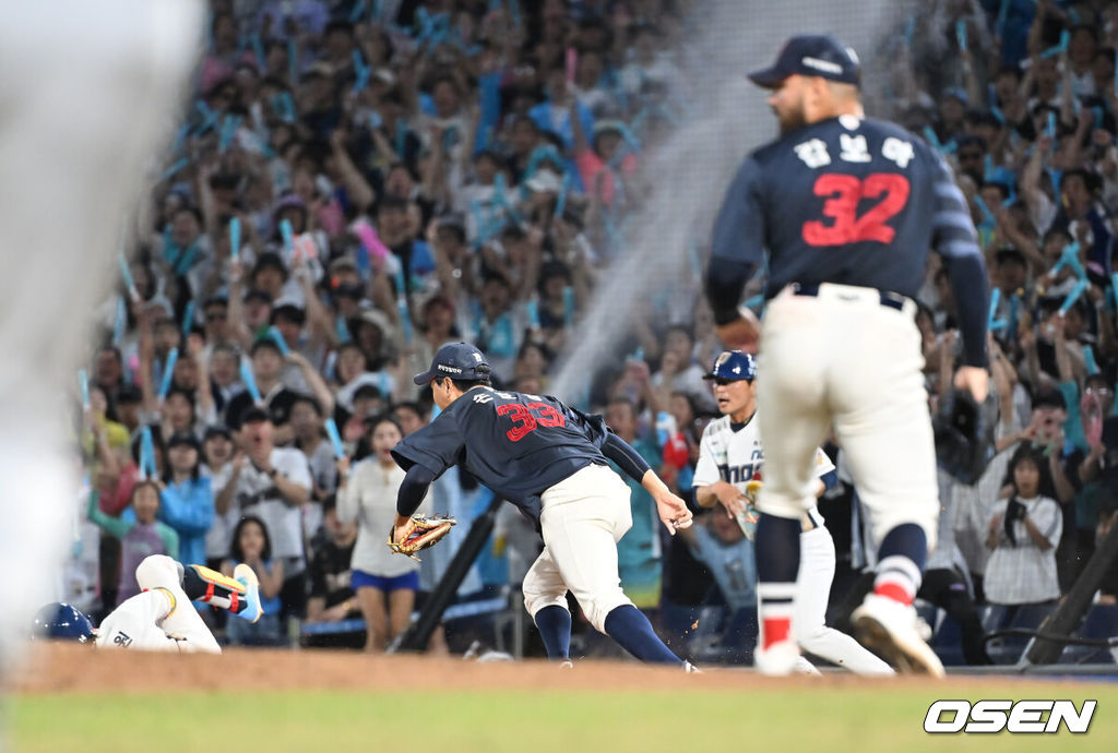 23일 창원NC파크에서 2025 신한 SOL 뱅크 KBO 리그 NC 다이노스와 롯데 자이언츠의 경기가 열렸다. 홈팀 NC는 김녹원이, 방문팀 롯데는 감보아가 선발 출전했다. NC 다이노스 최정원이 5회말 1사 만루 1루수 앞 내야 안타를 치고 송구 실책에 세이프되고 있다. 2025.08.23 / foto0307@osen.co.kr