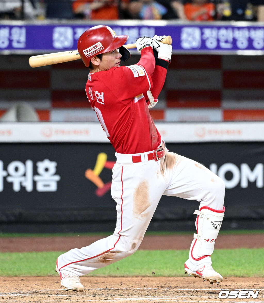 22일 오후 대전 한화생명볼파크에서 2025 신한 SOL Bank KBO리그 한화 이글스와 SSG 랜더스의 경기가 열렸다.한화는 폰세, SSG은 최민준을 선발로 내세웠다.10회초 무사에서 SSG 안상현이 좌전 안타를 치고 있다. 2025.08.22 /sunday@osen.co.kr