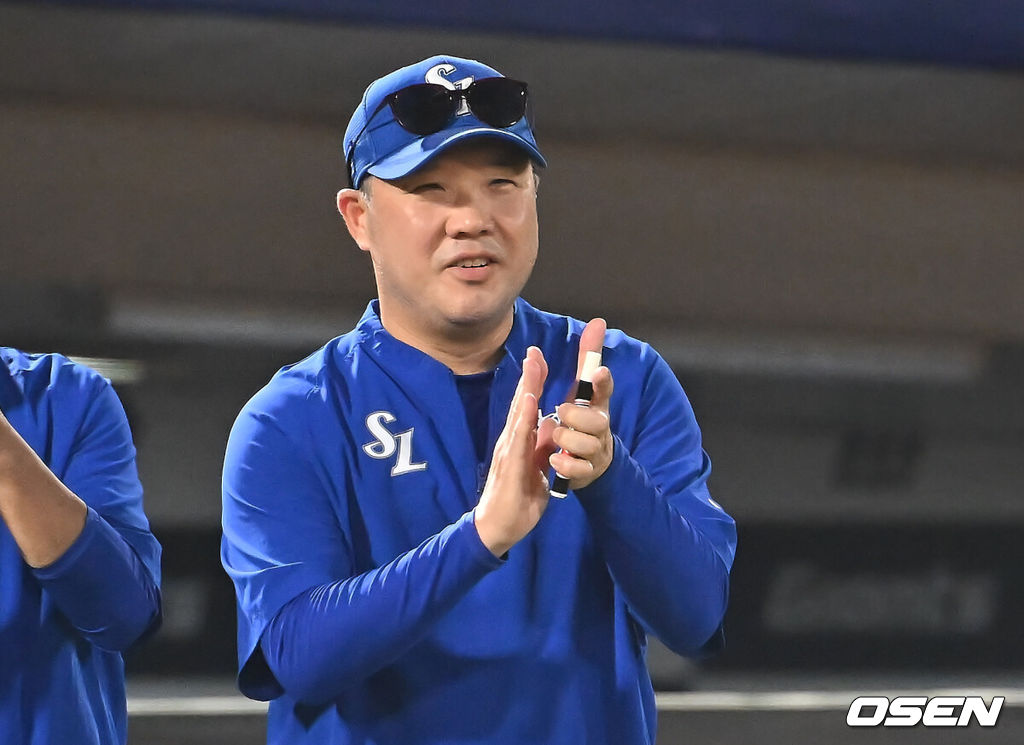 16일 부산 사직야구장에서 2025 신한 SOL 뱅크 KBO 리그 롯데 자이언츠와 삼성 라이온즈의 경기가 열렸다. 홈팀 롯데는 박세웅이, 방문팀 삼성은 최원태가 선발 출전했다.삼성 라이온즈 박진만 감독이 롯데 자이언츠에 4-1로 승리, 기쁨을 나누고 있다. 2025.08.16 / foto0307@osen.co.kr