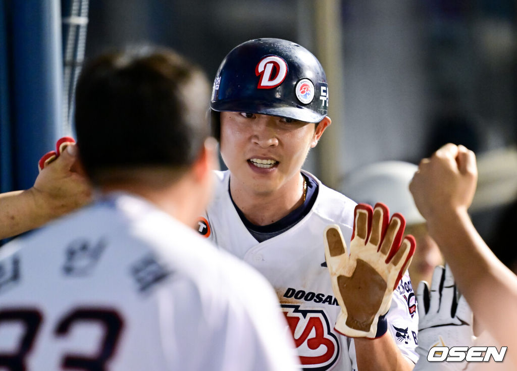 15일 오후 서울 잠실구장에서 ‘2025 신한 SOL BANK KBO리그’ 두산 베어스와 KIA 타이거즈의 경기가 진행됐다.이날 두산은 잭로그를, KIA는 김도현을 선발투수로 내세웠다. 9회말 2사 2루 KIA 송구 실책으로 동점 득점 올린 정수빈이 동료들의 축하를 받고 있다   2025.08.15 / soul1014@osen.co.kr