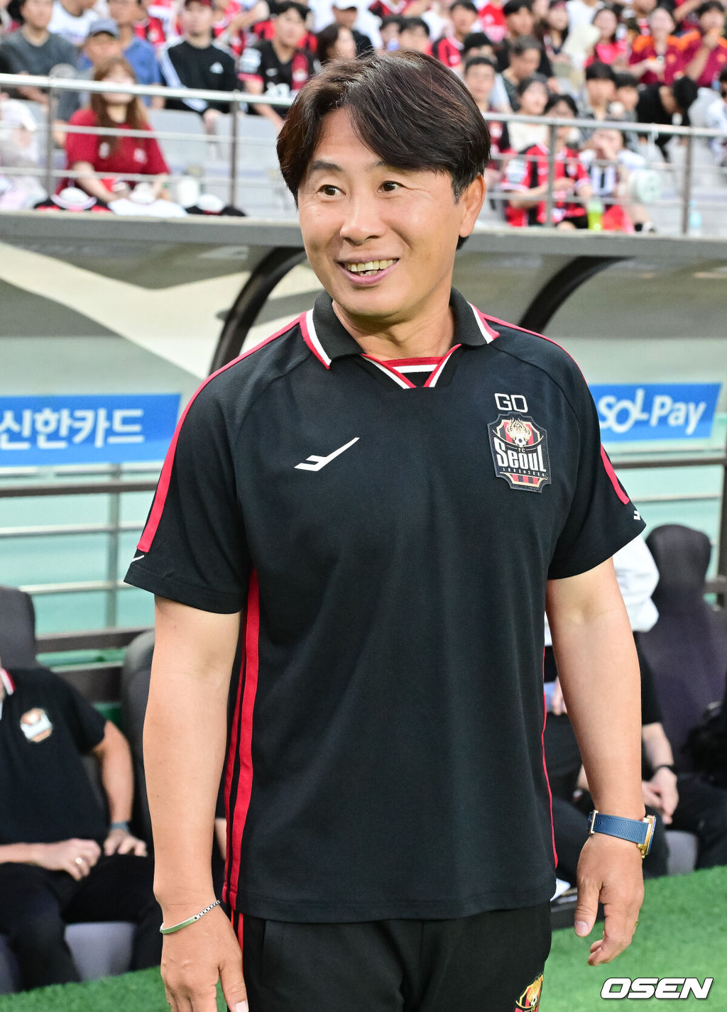 24일 오후 서울 상암동 서울월드컵경기장에서 '하나은행 K리그1 2025' FC서울과 울산 HD의 경기가 진행됐다.서울(승점 37·5위)과 울산(승점 34·7위)은 승점 3점 차로 맞붙어 이번 경기 결과에 따라 순위가 뒤바뀔 수 있다.경기 앞서 서울 김기동 감독이 미소 짓고 있다. 2025.08.24 / soul1014@osen.co.kr