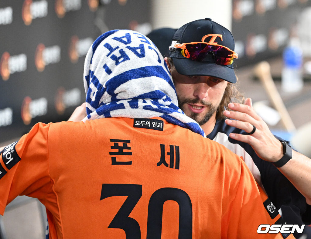 22일 오후 대전 한화생명볼파크에서 2025 신한 SOL Bank KBO리그 한화 이글스와 SSG 랜더스의 경기가 열렸다.한화는 폰세, SSG은 최민준을 선발로 내세웠다.7회초 수비를 마친 한화 폰세가 더그아웃에서 와이스와 포옹을 하고 있다. 2025.08.22 /sunday@osen.co.kr