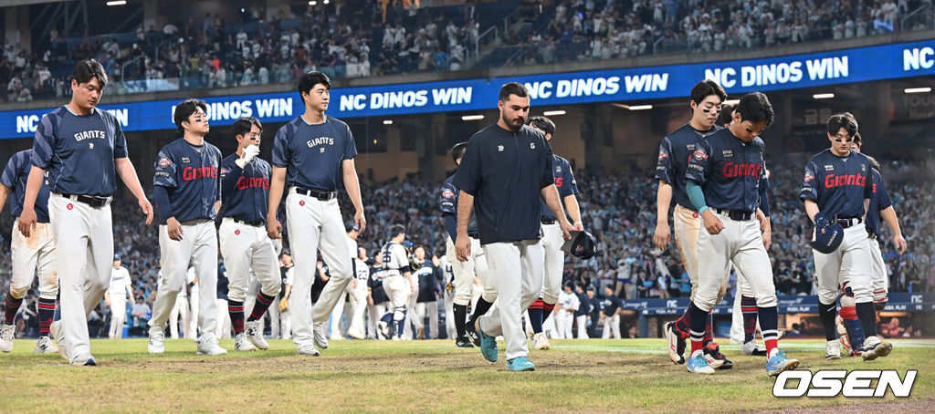 23일 창원NC파크에서 2025 신한 SOL 뱅크 KBO 리그 NC 다이노스와 롯데 자이언츠의 경기가 열렸다. 홈팀 NC는 김녹원이, 방문팀 롯데는 감보아가 선발 출전했다. 롯데 자이언츠 선수들이 NC 다이노스에 1-4로 패하며 12연패에 빠진 후 어두운 표정으로 팬들에게 인사를 마치고 경기장을 나서고 있다. 2025.08.23 / foto0307@osen.co.kr