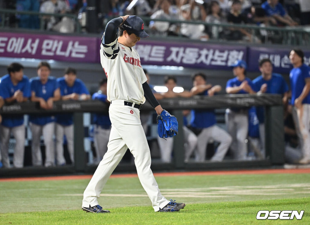 17일 부산 사직야구장에서 2025 신한 SOL 뱅크 KBO 리그 롯데 자이언츠와 삼성 라이온즈의 경기가 열렸다. 홈팀 롯데는 감보아가, 방문팀 삼성은 이승현이 선발 출전했다.롯데 자이언츠 김원중이 9회초 1사 만루 삼성 라이온즈 디아즈에게 우익수 앞 1타점 안타를 맞고 역전을 허용한 후 아쉬워하고 있다. 2025.08.17 / foto0307@osen.co.kr