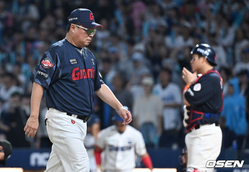 23일 창원NC파크에서 2025 신한 SOL 뱅크 KBO 리그 NC 다이노스와 롯데 자이언츠의 경기가 열렸다. 홈팀 NC는 김녹원이, 방문팀 롯데는 감보아가 선발 출전했다. 롯데 자이언츠 김태형 감독이 5회말 무사 만루 NC 다이노스 데이비슨의 3루수 앞 땅볼때 3피트 위반에 대해 항의한 후 더그아웃으로 돌아가고 있다. 2025.08.23 / foto0307@osen.co.kr