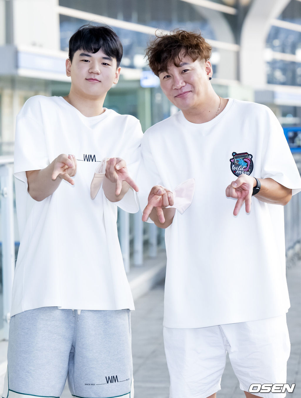 윤민수-윤후, 이종혁-이준수, 이동국-이재시가 4일 오후 인천 중구 운서동 인천국제공항 제 2여객터미널을 통해 tvN STORY 예능 ‘아빠따라와’ 촬영 차 하와이 호놀룰루로 출국했다.윤민수-윤후 부자가 출국장으로 향하며 포즈를 취하고 있다. 2022.08.04 /rumi@osen.co.kr