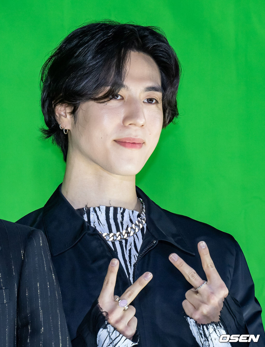 23일 오후 서울 강남구 보코호텔에서 그룹 갓세븐(GOT7 - 마크, JAY B, 잭슨, 박진영, 영재, 뱀뱀, 유겸) 새 미니앨범 'GOT7' 발매 기념 기자간담회가 열렸다.갓세븐 유겸이 무대 위에서 포토타임을 갖고 있다. 2022.05.23 /rumi@osen.co.kr