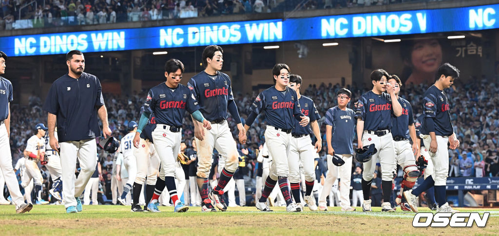 23일 창원NC파크에서 2025 신한 SOL 뱅크 KBO 리그 NC 다이노스와 롯데 자이언츠의 경기가 열렸다. 홈팀 NC는 김녹원이, 방문팀 롯데는 감보아가 선발 출전했다. 롯데 자이언츠 선수들이 NC 다이노스에 1-4로 패하며 12연패에 빠진 후 어두운 표정으로 팬들에게 인사를 마치고 경기장을 나서고 있다. 2025.08.23 / foto0307@osen.co.kr