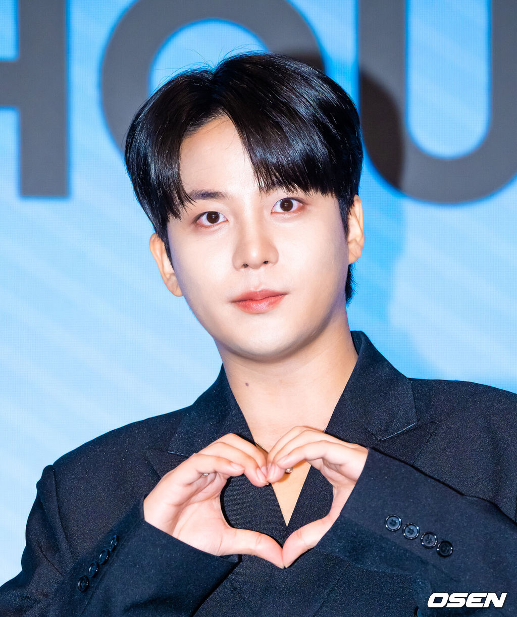 12일 오후 서울 마포구 호텔 나루 서울 엠갤러리에서 에이티즈(ATEEZ) 미니 12집  '골든 아워 : 파트 3' 발매 기자간담회가 진행됐다.에이티즈의 가장 눈부시게 빛나는 순간을 담아낸 '골든 아워' 시리즈 세 번째 이야기 '골든 아워 : 파트 3'는 이들이 약 7개월 만에 발매하는 신보로, 타이틀곡 '레몬 드롭'은 에이티즈가 오랜만에 선보이는 여름을 겨냥한 시즌송으로 오는 13일 오후 1시 발매된다.그룹 에이티즈 멤버 종호가 포즈를 취하고 있다.  2025.06.12  / soul1014@osen.co.kr