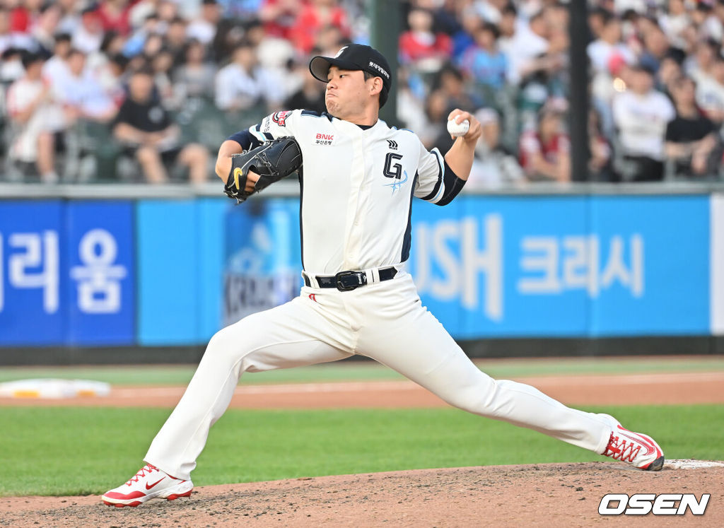 31일 부산 사직야구장에서 2025 신한 SOL 뱅크 KBO 리그 롯데 자이언츠와 SSG 랜더스의 경기가 열렸다. 홈팀 롯데는 나균안이, 방문팀 SSG는 전영준이 선발 출전했다.롯데 자이언츠 김진욱이 역투하고 있다. 2025.05.31 / foto0307@osen.co.kr