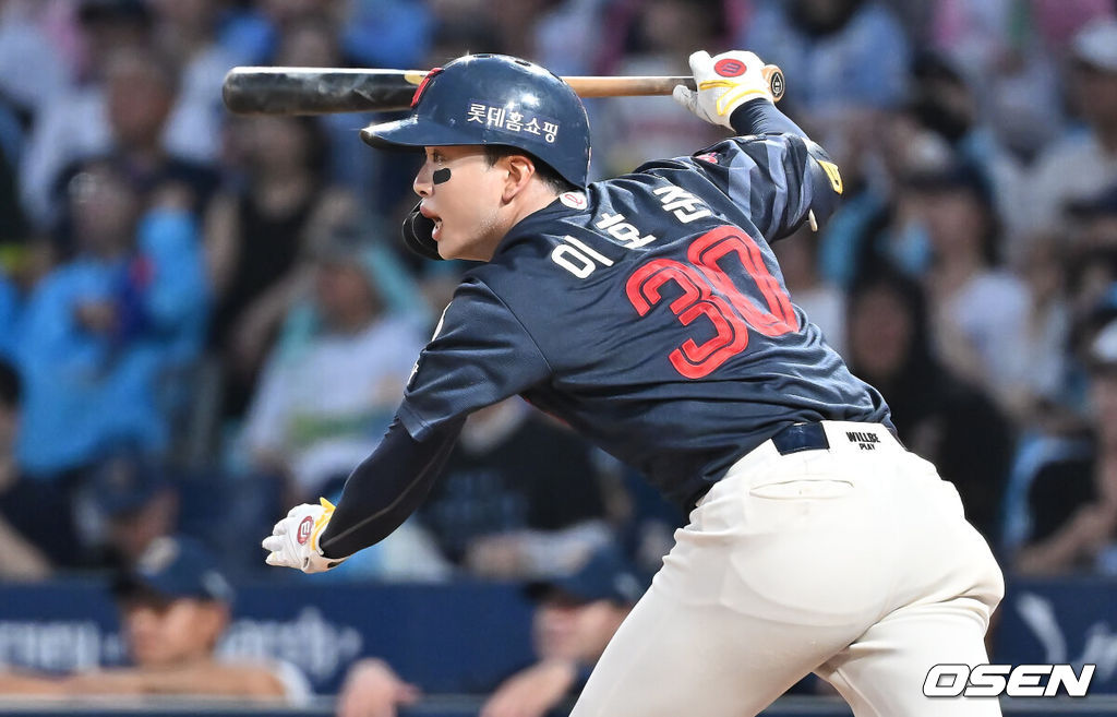 23일 창원NC파크에서 2025 신한 SOL 뱅크 KBO 리그 NC 다이노스와 롯데 자이언츠의 경기가 열렸다. 홈팀 NC는 김녹원이, 방문팀 롯데는 감보아가 선발 출전했다. 롯데 자이언츠 이호준이 4회초 1사 2루 중견수 왼쪽 1타점 2루타를 치고 있다. 2025.08.23 / foto0307@osen.co.kr
