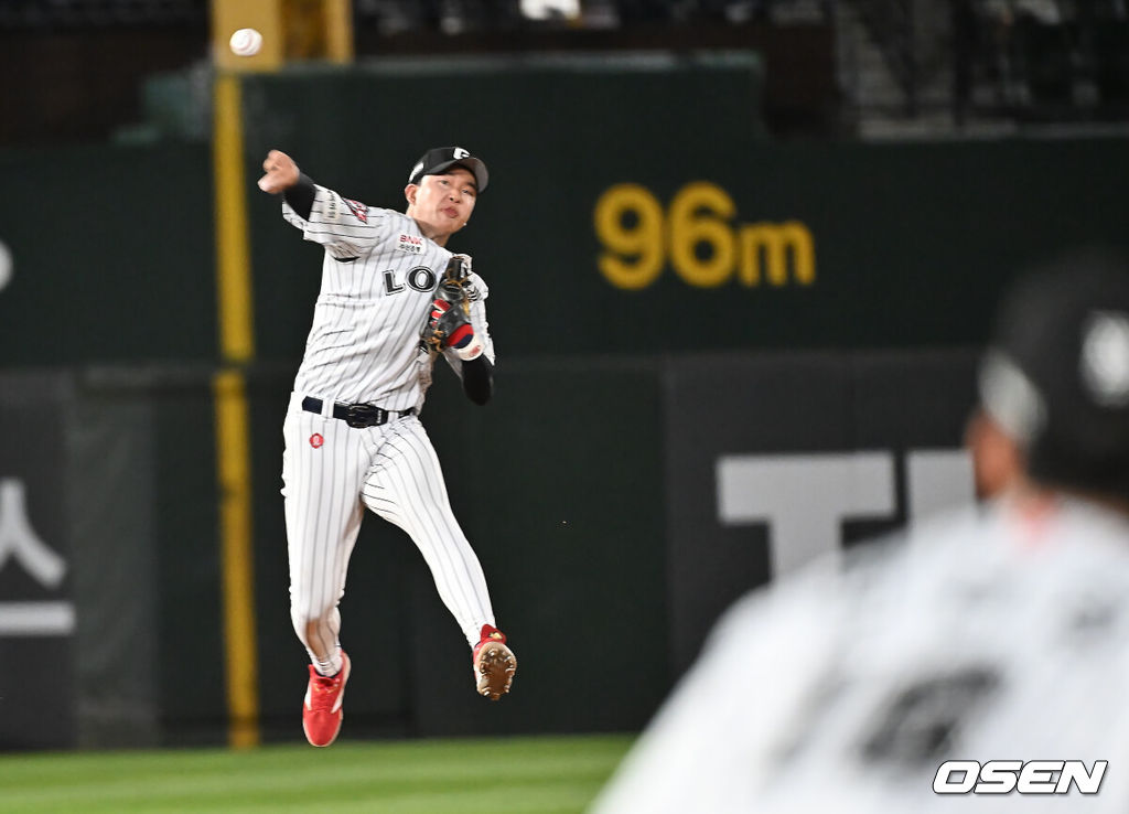 27일 부산 사직야구장에서 2025 신한 SOL 뱅크 KBO 리그 롯데 자이언츠와 KIA 타이거즈의 경기가 열렸다. 홈팀 롯데는 나균안이, 방문팀 KIA는 네일이 선발 출전했다.롯데 자이언츠 이호준이 9회초 KIA 타이거즈 오선우의 타구를 잡아 1루에 던지고 있다. 2025.07.27 / foto0307@osen.co.kr