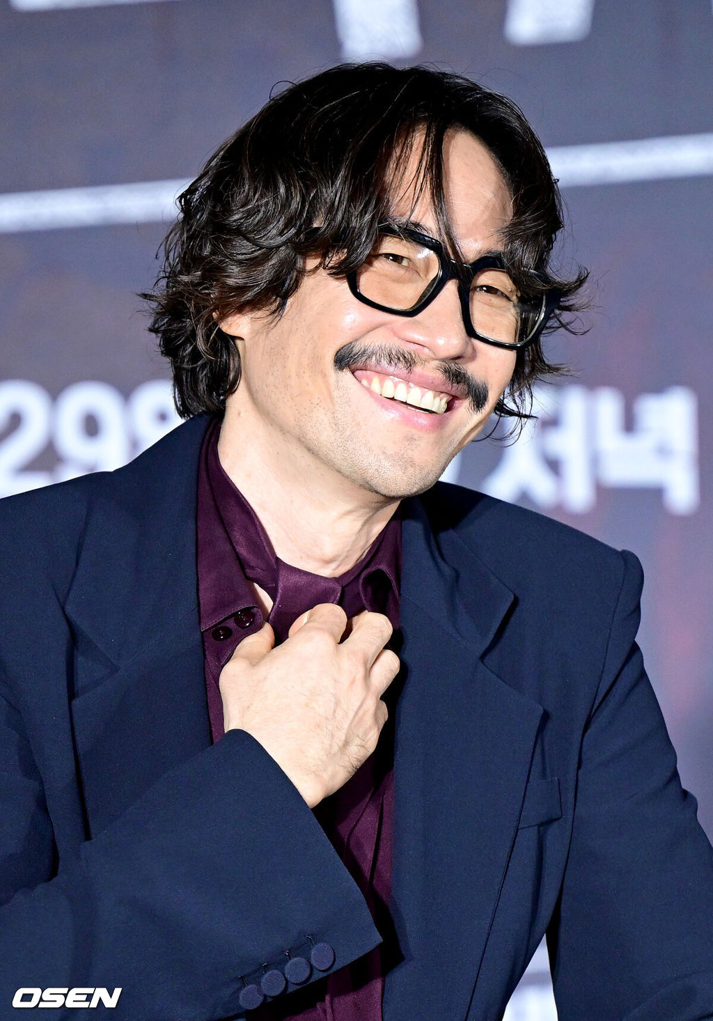 26일 오후 서울 몬드리안 서울 이태원 그랜드볼룸에서 쿠팡플레이 ’가족계획’ 제작발표회가 열렸다.드라마 ‘가족계획’은 기억을 자유자재로 편집할 수 있는 특수한 능력을 가진 엄마가 가족들과 합심하여 악당들에게 지옥을 선사하는 이야기다.배우 류승범이 사회자의 질문에 답한 뒤 미소짓고 있다. 2024.11.26 / dreamer@osen.co.kr