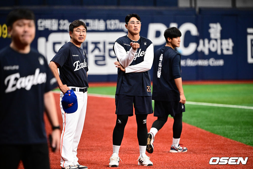 26일 오후 서울 고척스카이돔에서 ‘2025 신한 SOL Bank KBO리그’ 키움 히어로즈와 한화 이글스의 경기가 열린다.키움은 알칸타라, 한화는 류현진을 선발로 내세웠다.발가락 통증으로 1군 엔트리에서 빠진 한화 채은성이 그라운드에서 훈련을 지켜보고 있다. 2025.08.26 /cej@osen.co.kr