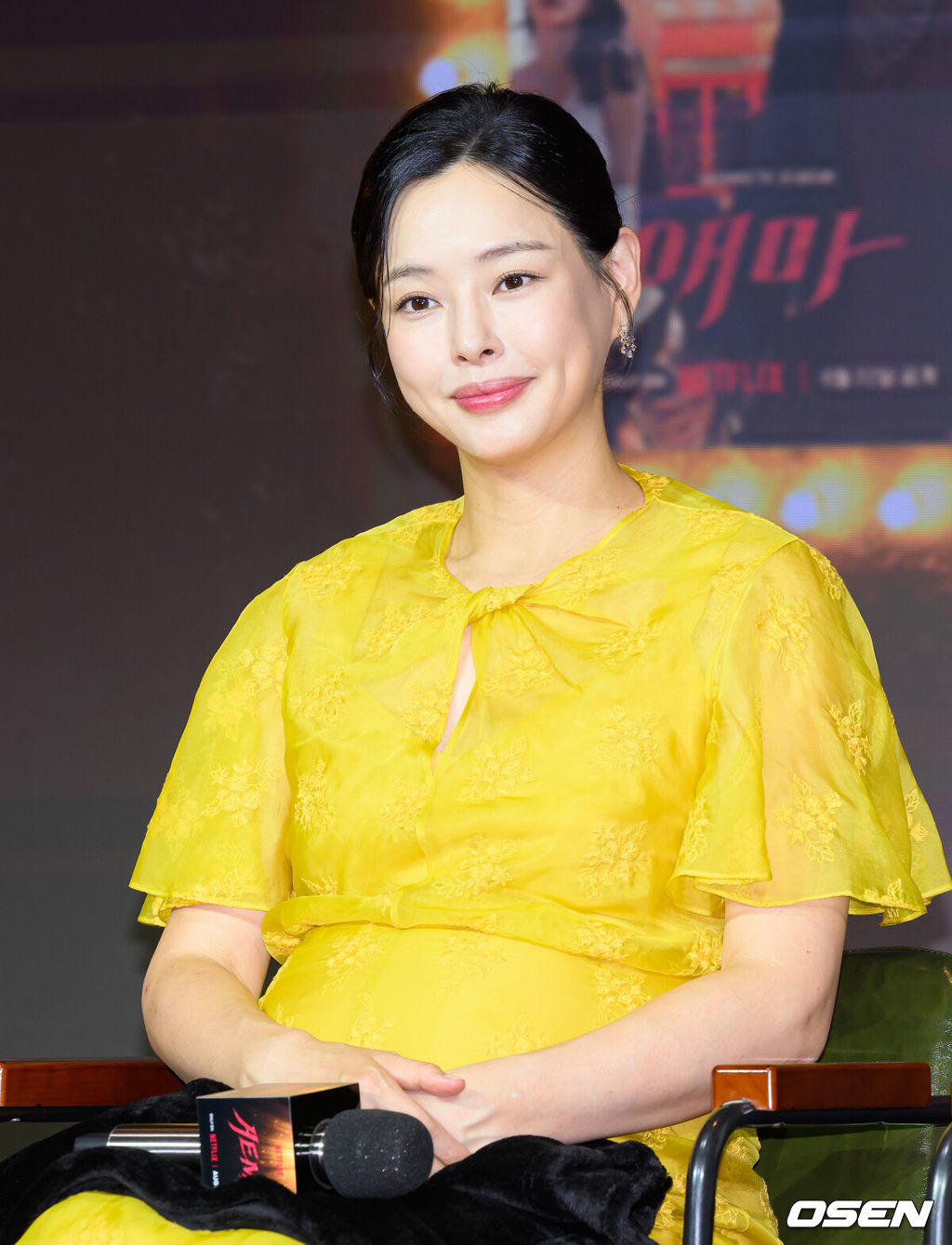 18일 서울 마포구 호텔 나루 서울 엠갤러리에서 넷플릭스 시리즈 '애마' 제작발표회가 열렸다.‘애마’는 1980년대 한국을 강타한 에로영화의 탄생 과정 속, 화려한 스포트라이트에 가려진 어두운 현실에 용감하게 맞짱 뜨는 톱스타 ‘희란’과 신인 배우 ‘주애’의 이야기를 그린 넷플릭스 시리즈이다.배우 이하늬가 포토타임을 가지고 있다. 2025.08.18 /sunday@osen.co.kr