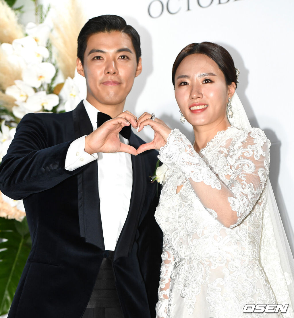 가수 강남과 전 스피드스케이팅선수 이상화가 12일 오후 서울의 한 호텔에서 결혼식을 올렸다.강남-이상화 커플이 결혼식을 마친 뒤 포토타임을 하고 있다. /dreamer@osen.co.kr