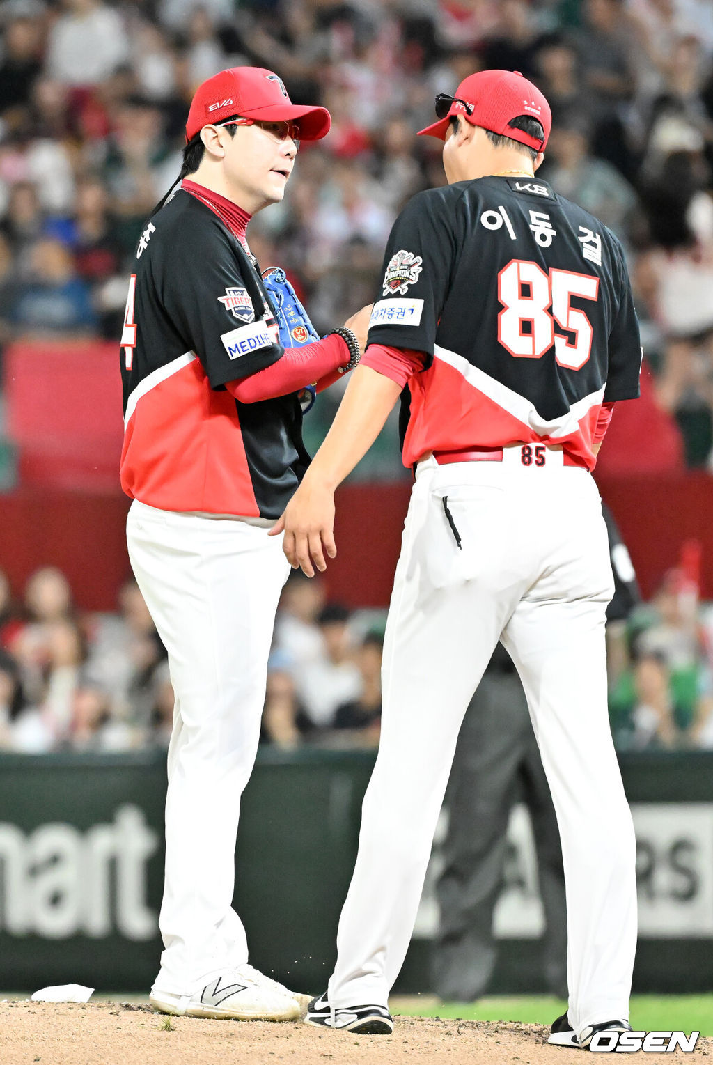 26일 인천 SSG랜더스필드에서 ‘2025 신한 SOL Bank KBO리그’ SSG 랜더스와 KIA 타이저그의 경기가 열렸다.홈팀 SSG는 문승원, 어웨이팀 KIA는 양현종을 선발로 내세웠다.3회말 2사 주자 1,2루 SSG 최정 타석에서 KIA 선발 양현종이 마운드 위에서 이동걸 코치와 얘기를 나누고 있다 2025.08.26 / rumi@osen.co.kr