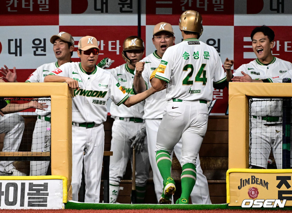 26일 오후 서울 고척스카이돔에서 ‘2025 신한 SOL Bank KBO리그’ 키움 히어로즈와 한화 이글스의 경기가 열렸다.키움은 알칸타라, 한화는 류현진을 선발로 내세웠다.1회말 1사 1루 키움 박주홍의 선제 1타점 2루타에 득점을 올린 송성문이 설종진 감독대행의 환영을 받고 있다. 2025.08.26 /cej@osen.co.kr