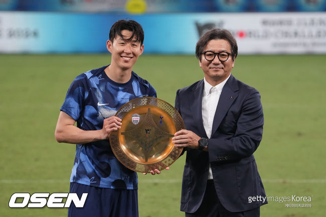 [사진] 손흥민(좌)과 노노무라 요시카즈 J리그 이사장(우) ⓒGettyimages(무단전재 및 재배포 금지)