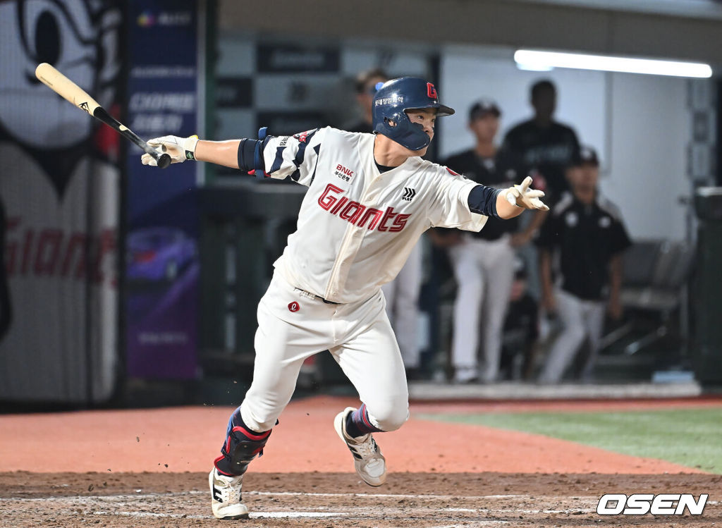 26일 부산 사직야구장에서 2025 신한 SOL 뱅크 KBO 리그 롯데 자이언츠와 KT 위즈의 경기가 열렸다. 홈팀 롯데는 나균안이, 방문팀 KT는 오원석이 선발 출전했다.롯데 자이언츠 박찬형이 5회말 우익수 앞 안타를 치고 있다. 2025.08.26 / foto0307@osen.co.kr