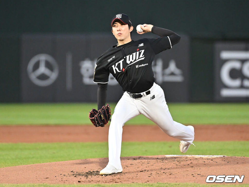 26일 부산 사직야구장에서 2025 신한 SOL 뱅크 KBO 리그 롯데 자이언츠와 KT 위즈의 경기가 열렸다. 홈팀 롯데는 나균안이, 방문팀 KT는 오원석이 선발 출전했다.KT 위즈 선발 투수 오원석이 역투하고 있다. 2025.08.26 / foto0307@osen.co.kr