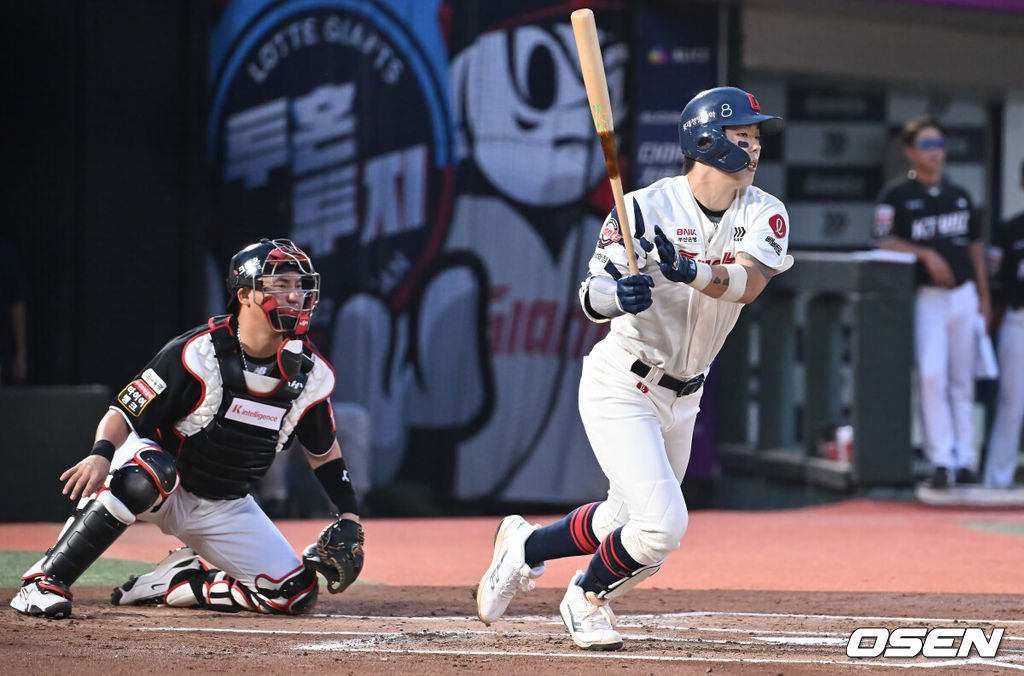 26일 부산 사직야구장에서 2025 신한 SOL 뱅크 KBO 리그 롯데 자이언츠와 KT 위즈의 경기가 열렸다. 홈팀 롯데는 나균안이, 방문팀 KT는 오원석이 선발 출전했다.롯데 자이언츠 고승민이 1회말 1사 2루 우익수 앞 1타점 안타를 치고 있다. 2025.08.26 / foto0307@osen.co.kr
