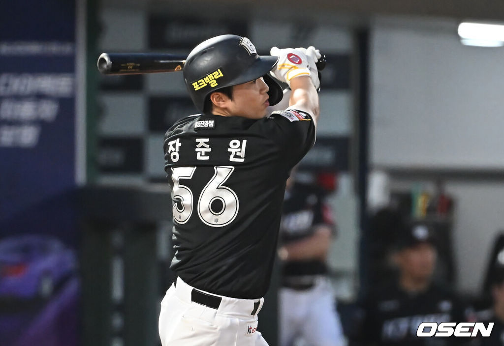 26일 부산 사직야구장에서 2025 신한 SOL 뱅크 KBO 리그 롯데 자이언츠와 KT 위즈의 경기가 열렸다. 홈팀 롯데는 나균안이, 방문팀 KT는 오원석이 선발 출전했다.KT 위즈 장준원이 2회초 2사 2,3루 중견수 왼쪽 역전 2타점 안타를 치고 있다. 2025.08.26 / foto0307@osen.co.kr
