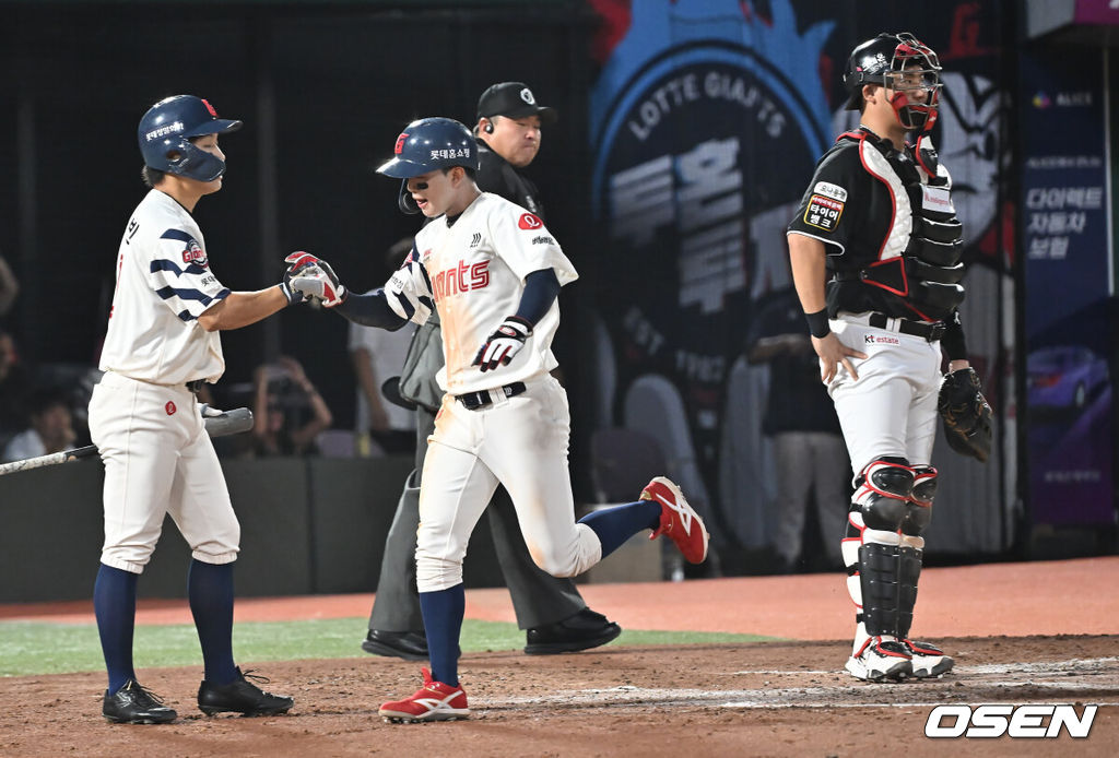 26일 부산 사직야구장에서 2025 신한 SOL 뱅크 KBO 리그 롯데 자이언츠와 KT 위즈의 경기가 열렸다. 홈팀 롯데는 나균안이, 방문팀 KT는 오원석이 선발 출전했다.롯데 자이언츠 이호준이 2회말 2사 1,3루 KT 위즈 오원석의 1루 견제 실책에 득점을 올리고 하이파이브를 하고 있다. 2025.08.26 / foto0307@osen.co.kr