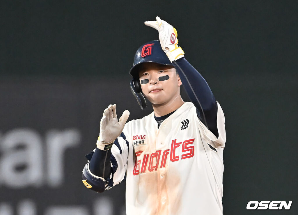 26일 부산 사직야구장에서 2025 신한 SOL 뱅크 KBO 리그 롯데 자이언츠와 KT 위즈의 경기가 열렸다. 홈팀 롯데는 나균안이, 방문팀 KT는 오원석이 선발 출전했다.롯데 자이언츠 이호준이 4회말 1사 1,2루 우익수 오른쪽 역전 1타점 2루타를 치고 세리머니를 하고 있다. 2025.08.26 / foto0307@osen.co.kr