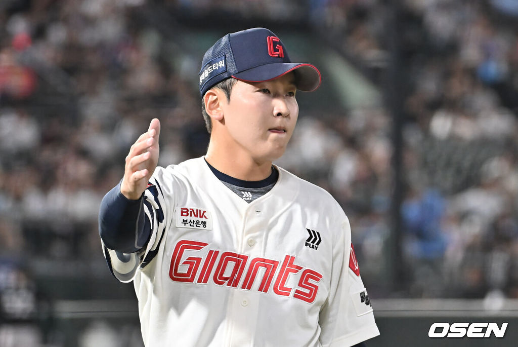 26일 부산 사직야구장에서 2025 신한 SOL 뱅크 KBO 리그 롯데 자이언츠와 KT 위즈의 경기가 열렸다. 홈팀 롯데는 나균안이, 방문팀 KT는 오원석이 선발 출전했다.롯데 자이언츠 최준용이 7회초 수비를 마치고 하이파이브를 하고 있다. 2025.08.26 / foto0307@osen.co.kr