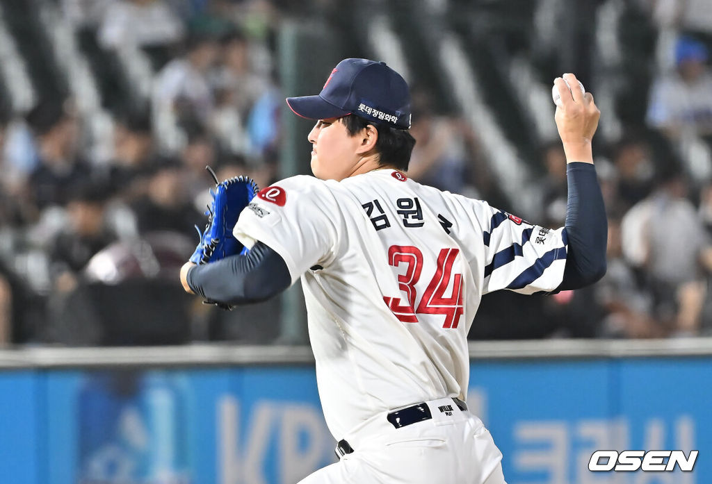 26일 부산 사직야구장에서 2025 신한 SOL 뱅크 KBO 리그 롯데 자이언츠와 KT 위즈의 경기가 열렸다. 홈팀 롯데는 나균안이, 방문팀 KT는 오원석이 선발 출전했다.롯데 자이언츠 김원중이 역투하고 있다. 2025.08.26 / foto0307@osen.co.kr