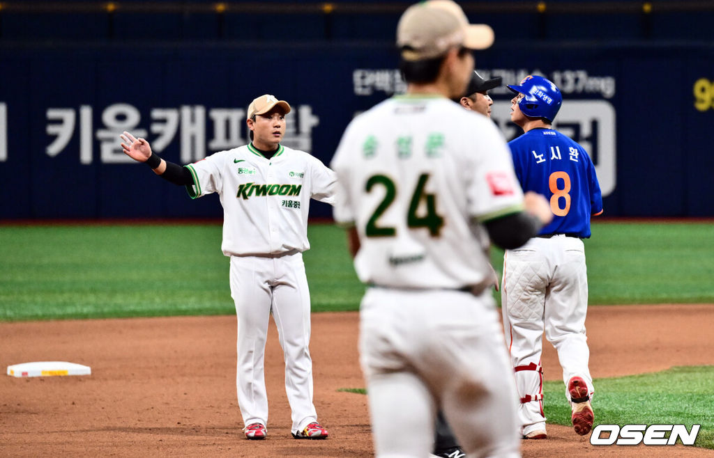 26일 오후 서울 고척스카이돔에서 ‘2025 신한 SOL Bank KBO리그’ 키움 히어로즈와 한화 이글스의 경기가 열렸다.키움은 알칸타라, 한화는 류현진을 선발로 내세웠다.9회초 무사 한화 노시환의 타구가 천장에 끼이며 인정 2루타로 판정됐다. 2루로 향하는 노시환. 2025.08.26 /cej@osen.co.kr