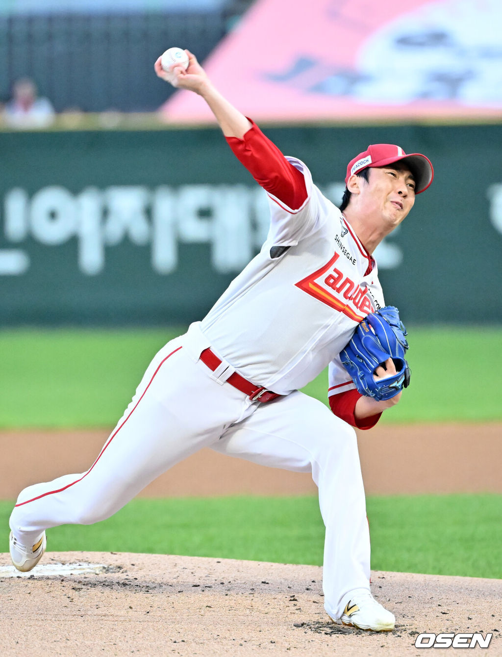 26일 인천 SSG랜더스필드에서 ‘2025 신한 SOL Bank KBO리그’ SSG 랜더스와 KIA 타이저그의 경기가 열렸다.홈팀 SSG는 문승원, 어웨이팀 KIA는 양현종을 선발로 내세웠다.SSG 선발 문승원이 마운드 위에서 힘차게 공을 뿌리고 있다. 2025.08.26 / rumi@osen.co.kr