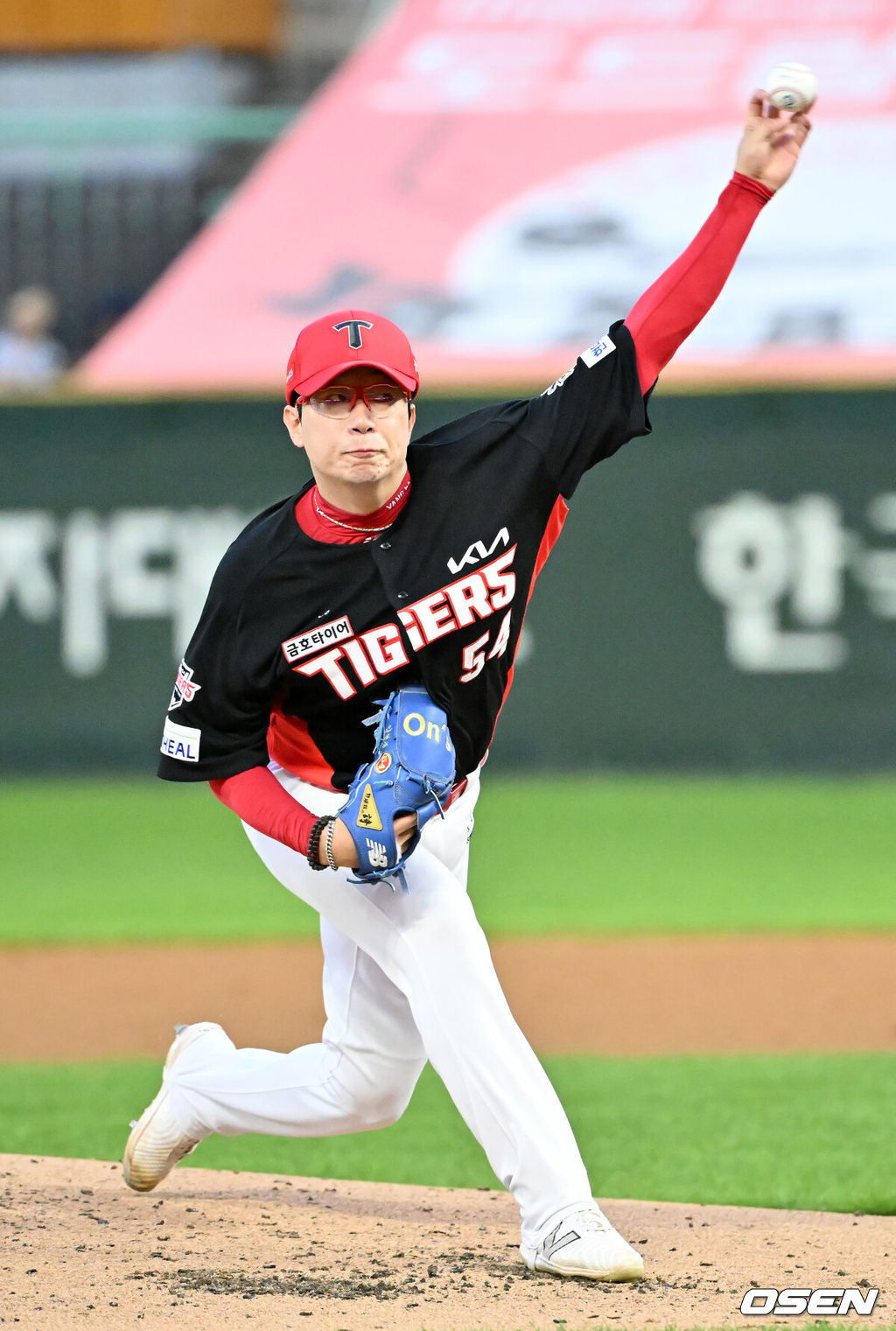 26일 인천 SSG랜더스필드에서 ‘2025 신한 SOL Bank KBO리그’ SSG 랜더스와 KIA 타이저그의 경기가 열렸다.홈팀 SSG는 문승원, 어웨이팀 KIA는 양현종을 선발로 내세웠다.KIA 선발 양현종이 마운드 위에서 힘차게 공을 뿌리고 있다. 2025.08.26 / rumi@osen.co.kr